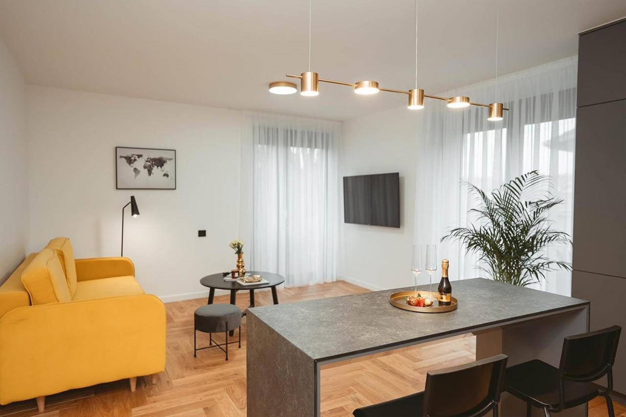 26Bricks Luxury Suites Орадя Екстер'єр фото